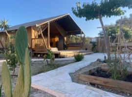 Luxe Safari Lodge Glamping Louloudia, hotel em Pitsídia