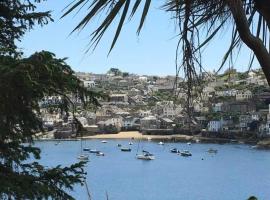 West Winds, Fore Street, Polruan by Fowey, hotel din Polruan