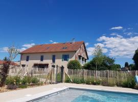 La Pause Ô Logis, guest house in Saint-Laurent-du-Jura