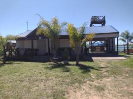 Cabañas y Bungalow " La Comarca", bungalow em Concepción del Uruguay
