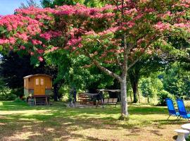 Roulotte La Chouette des Granges, casa de campo em Les Salles-Lavauguyon