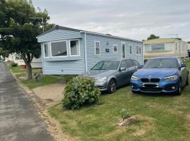 Ozzys Retreat at Sand Le Mere Holiday Park, hotel en Hull