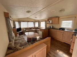 Contemporary Caravan at Newquay Holiday Park、ニューキーのホテル