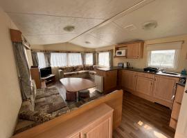 Contemporary Caravan at Newquay Holiday Park, hotel in Newquay