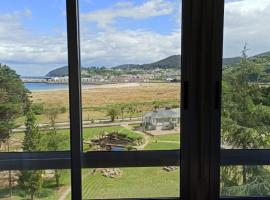 Piso luminoso y acogedor en primera línea de playa Covas Viveiro, Hotel in Vivero