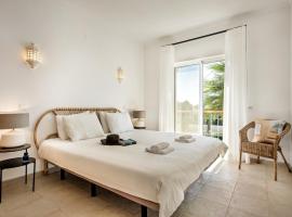 Modern and Spacious Two Bedroom Apartment, hotel near Vale do Milho Golf Course, Carvoeiro