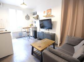 Bright 22 M Ideal For 2 Near Belleville, apartment in Paris