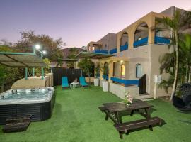 Club In Eilat Resort - Executive Deluxe Villa With Jacuzzi, Terrace & Parking, serviced apartment in Eilat