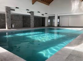 residence avec piscine ,chalet des rennes: Vars şehrinde bir otel