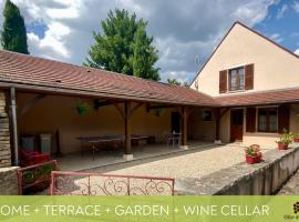 Maison familiale dans village viticole, недорогой отель в городе Ladoix Serrigny