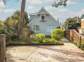 Beautiful 4 Double Bedroom House in Poole with Hot tub, near Sandbanks, hotell sihtkohas Poole