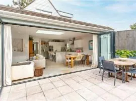 Beautiful 4 Double Bedroom House in Poole with Hot tub, near Sandbanks