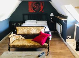 Tudor House - Double Room - Shared Bathroom, Bed & Breakfast in Goffs Oak