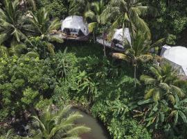 Lintang Luku Tent Resort, hotel in Banyuwangi