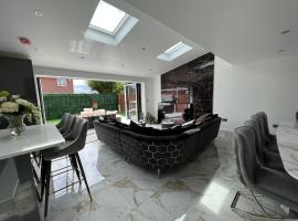 Luxury 4 bedroom Retreat; with hot tub & parking, khách sạn có bồn tắm nóng ở Birmingham
