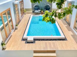 Moringa Resort - Studio A with Pool open air shower & Bath, hotel with jacuzzis in Willemstad