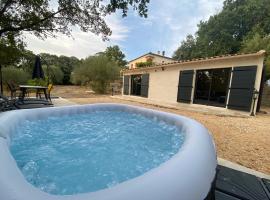 Appartement de charme avec jaccusi, location de vacances à Vézénobres