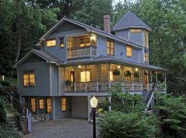Arsenic and Old Lace Bed & Breakfast Inn, hotel a prop de Onyx Cave Park, a Eureka Springs