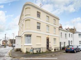 Unique & Stylish Town House, central Cheltenham, obiteljski hotel u gradu 'Cheltenham'