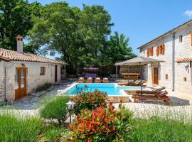 Nice Home In Rezanci With Outdoor Swimming Pool, hotel din Režanci
