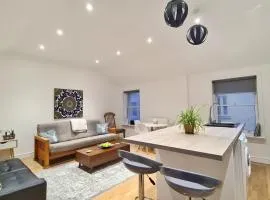 Modern & Central, Perfect Beach Getaway- 2min Walk