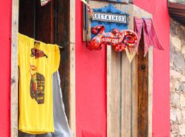 CASA DE RETALHOS Boutique Albergue, casaril histórico, com 5 suítes individuais e cozinha coletiva, no coração da vila de Igatu-Ba, que preserva fortes traços culturais da época do garimpo, venha viver uma experiência única!, hostel u gradu Igatu