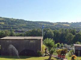 Cosy House Relaxing Rooms close to all amenities, hotel with parking in Treforest