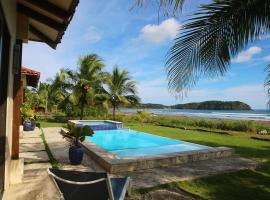 Casa Azul - Directly on Playa Venao, sleeps 8-10+, cottage in Playa Venao