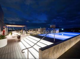 The Hamptons - Lux 2 Bed 2 Bath, Pool - Central Location