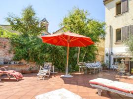 Beautiful Apartment In Casteldimezzo With Kitchen, viešbutis su vietomis automobiliams mieste Castel di Mezzo