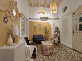 UNESCO Bohemian Style Heritage House at Georgetown 5BR 14 pax, hotel em George Town