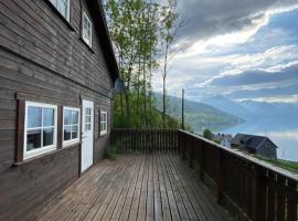 Stryn - Faleide -hytte med fjord og fjell utsikt, hotel med parkering i Stryn