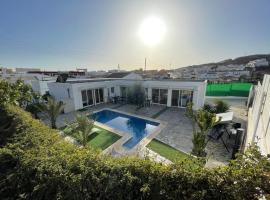 Private Pool in Villa near the Beach: Torre de Benagalbón'da bir otel