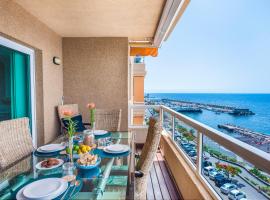 Spacious beach apartment with private parking, leilighet i Radazul