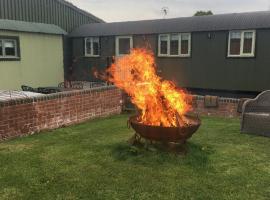 Shepherds View at Oaks Barn Farm Alcester with optional paid for Hot tub, hótel með bílastæði 