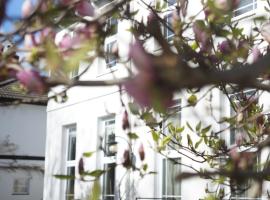 Stunning pied-a-terre moments from the water., hotel di Netley