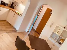 FELIX LIVING 5, Helle 2-Zimmer Wohnung mit Terrasse & Parkplatz, Langzeit & Business geeignet