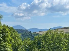 La grange, hotel s parkiralištem u gradu 'Orcival'