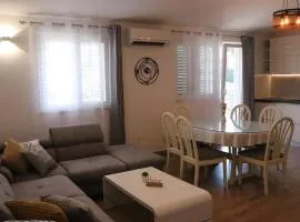 Apartment MARY- 2 free parking, near Mall of Split