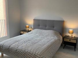 Superbe appartement climatisé avec parking privé, hotel in Port-Vendres
