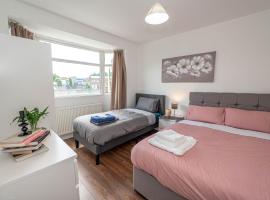 4 bedrooms,2 bathrooms house with free parking, hotel en Plumstead