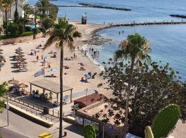 Apartamento Torre Bona - Seafront, 10 meters from the beach!, hotell i Son Servera