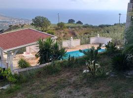 Viesnīca ar autostāvvietu Villa vista mare con piscina pilsētā San Pietro in Amantea