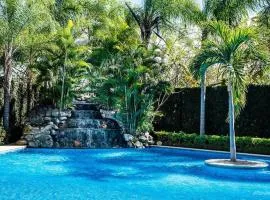 Beautiful Condo wJacuzzi tub Steps to beach
