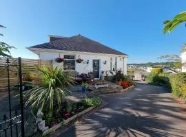 Lovely private studio room with own kitchen and bathroom. Set in the popular area of Shiphay in Torquay and only a short walk from Torbay Hospital