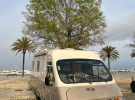 Rent a BlueClassics 's Campervan le Voyageur In Algarve au Portugal, glamping en Portimão