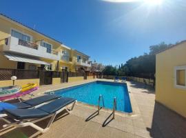 Kambi Gardens 3, two bedrooms semi detached house, ξενοδοχείο στη Χλώρακα