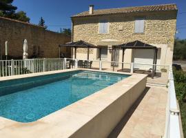 Holiday home with private fenced pool, budgethotell i Aubais