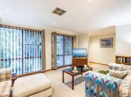 Wildflower at Fingal Bay 130 Rocky Point Rd perfect pet friendly property with ducted air conditioning, vacation home in Fingal Bay