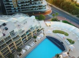 BASE Holidays - Ettalong Beach Premium Apartments, hotel cerca de Puerto deportivo de Booker Bay, Ettalong Beach